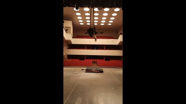 Инд. занятия на трапеции: 1.задний флажок 2.уход в пятки во вращении 3.обрыв сидя с баланса в стопы смотреть онлайн