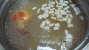 Суп на бульоне из баранины с помидором и пшеном