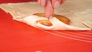 Пряные яблоки в хрустящем слоеном тесте! Готовьте сразу 2-3 порции!