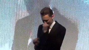 Том Хиддлстоун зажигательный танец