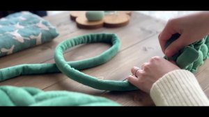 SUB【手芸と暮らしvlog】卯年に合うミナペルホネンの刺繍生地🐇｜緑のベロア生地で編む、お散歩バッグとミニリース🧶｜チャンキーニットを楽しむ日｜北欧生まれのイヤホン Sudio T2｜