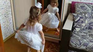 Катя КОРОЛЕВА!? Смешная Катя! Маленькая Катя не хочет порядок наводить, говорит корона упадет!