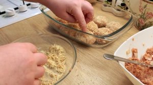 Фишболы их красной рыбы в сливочном соусе с булгуром и шпинатом