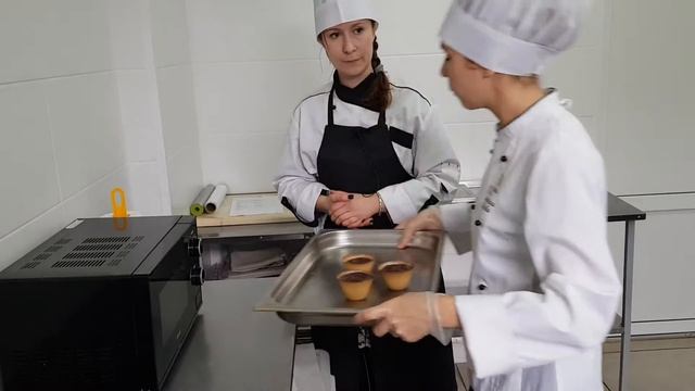 Шоколадный фондан, который во многих странах считают шедевром кулинарии. смотреть онлайн