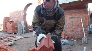 Как отличить кирпич хороший от плохого? Обход стройки и очередной эксперимент.