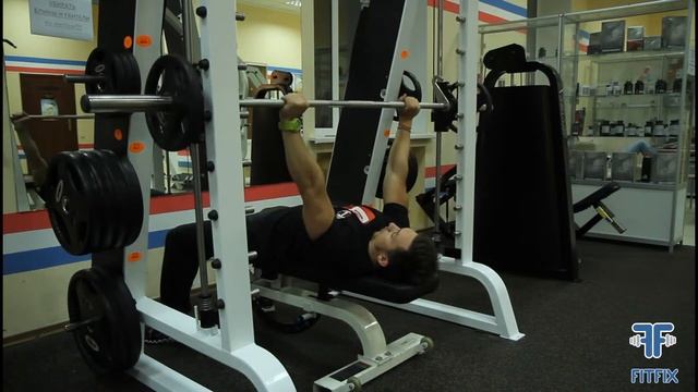 Жим штанги лежа в Смите смотреть онлайн