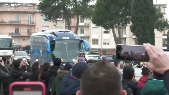 Guardate quanti napoletani a Empoli, festa e cori! ?? ACCOGLIENZA DI FUOCO #EmpoliNapoli смотреть онлайн