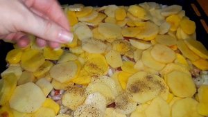 Мясо по-французски запеченое с картофелем в духовке