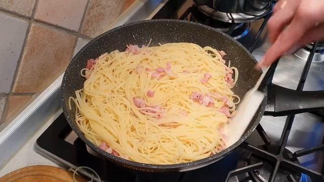 Паста Карбонара. Готовим дома сами. Очень вкусно.