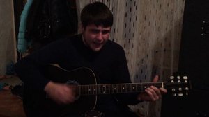 Красивый парень круто поет под гитару, талант, красивый голос