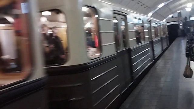 отправление ретропоезда 81-717.5A. со станции Библиотека имени Ленина смотреть онлайн