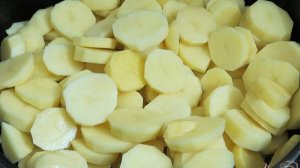 Картофель жареный на сковороде с грудинкой