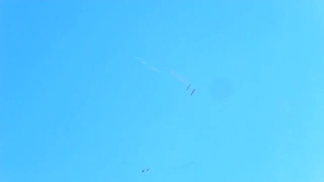 Воздушный бой радиоуправляемых авиамоделей.