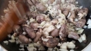 Тушёные куриные сердечки в сметане