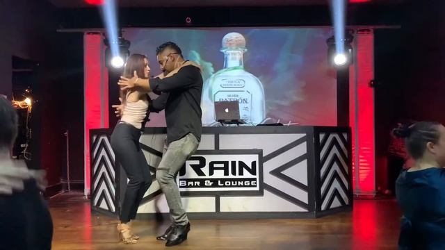 Bachata lesson. Intermediate level. How to dance Bachata смотреть онлайн