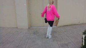 colorful autumn, shiny leggings, wedge boots in white leather and fuchsia sweatshirt