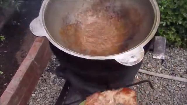 Свиной стейк в соусе из томатов и перца в казане на костре. #мангальныесубботы #свинаяшея #свинина