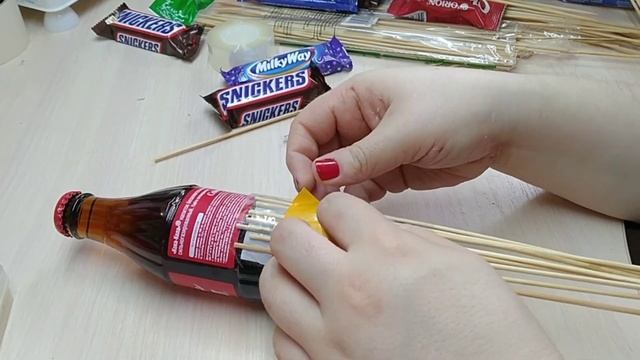 Букет из конфет! Сделала красивый букет из газировки и конфет в подарок на день рождения.