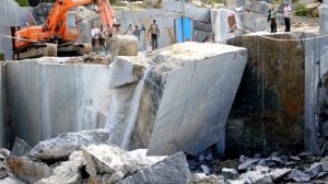 Уронили мраморную плиту (добыча мрамора)