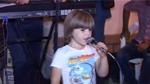 Маленький мальчик красиво поет