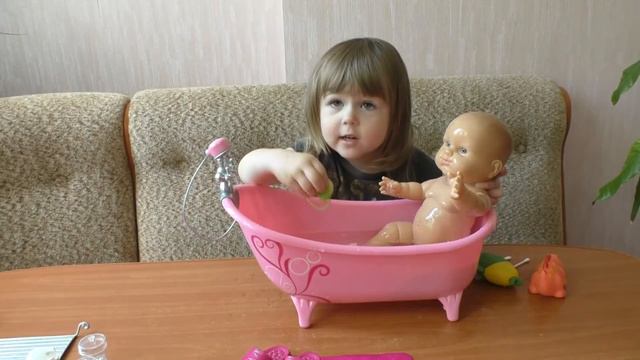 Купаем малыша вместе с Соней Baby Doll Bathing with Sonia смотреть онлайн