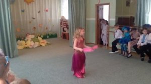 Small girl dancing the eastern dance. Восточный танец маленькой девочки.