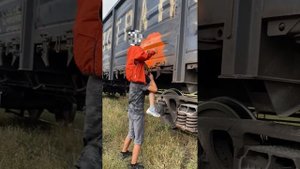 Graffiti on the freight train with vsoper|граффити на поезде левой рукой!