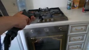 Чистка кухонной плиты парогенератором