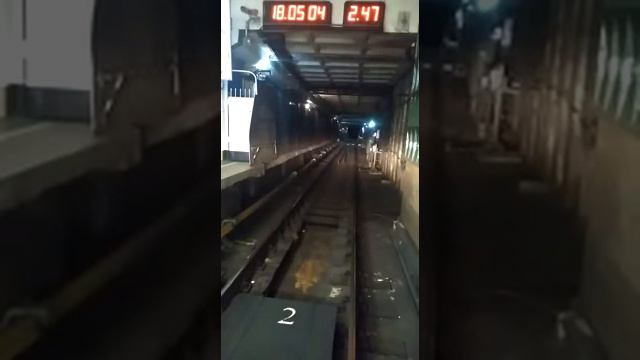 Оборотный тупик метро Москвы Новоясеневская с несколькими торможениями у тупика смотреть онлайн