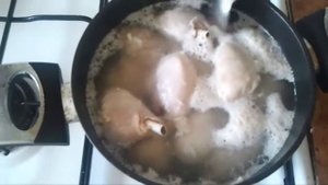 Кура тушеная со сметаной и чесноком