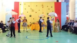 Праздник осени. Танец "Дождик капает по лужам"