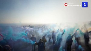 В Крыму на вершине Белой скалы студенты развернули флаг России