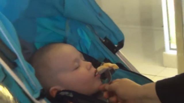 Ребенок ест сквозь сон))))) смотреть онлайн