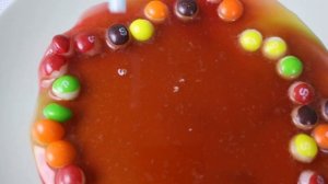 ?ОПЫТЫ со Skittles и M&M. Рисуем конфетами. Эксперименты для детей. Давай играть #опыт #эксперимент