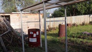 Высокая грядка для кабачков и огуречная теплица.