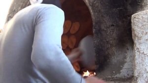 Как пекут узбекский хлеб лепешки, в старом городе Ташкента (Ташкент, 2019)