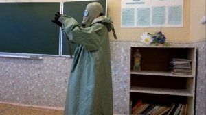Пацан одевает общевойсковой защитный костюм ОЗК