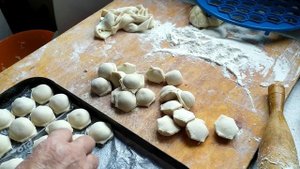 МАШИНКА ДЛЯ ЛЕПКИ ПЕЛЬМЕНЕЙ . КТО ЕСТ ЧЕРЕМУХУ.