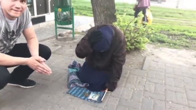 Разоблачение нищих. Псевдо бабка. Разоблачение попрошаек. Попрошайка под видом старушки. Разоблачение нищих.