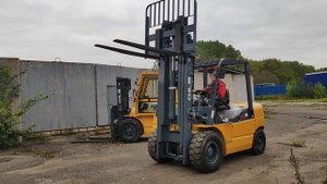 Дизельный вилочный погрузчик CHL HELI CPCD50 с высотой подъема 4500 мм