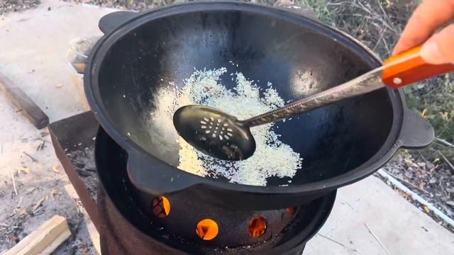 Готовка в казане. Мясо конины с обжаренным рисом с добавлением шампиньонов, лука, помидоров смотреть онлайн