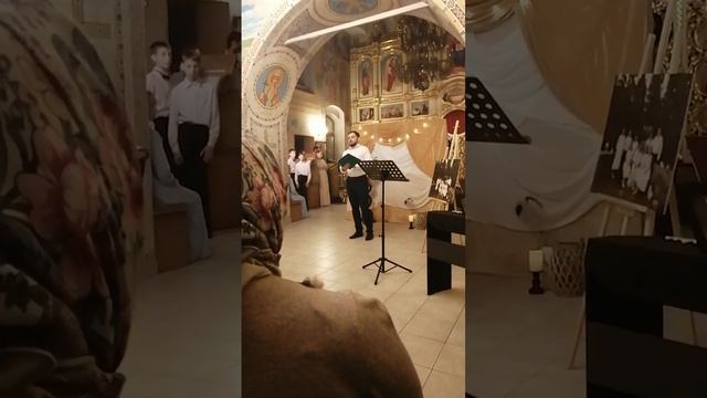 Романс "Отговорила роща золотая" исполняет Никандр Сологубов в Троицком храме смотреть онлайн