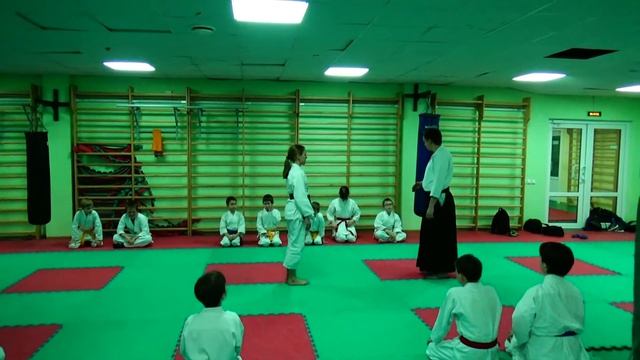 Дети изучают одну из самых красивых техник айкидо. Тенчи наге.