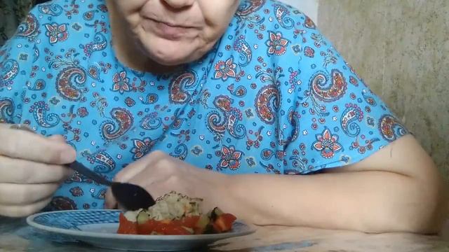 Пшенная каша с мясом и салат смотреть онлайн