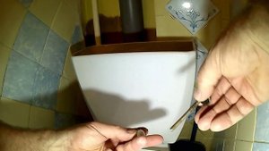 Убираем все^ оставляем бачек унитаза "голым" . .