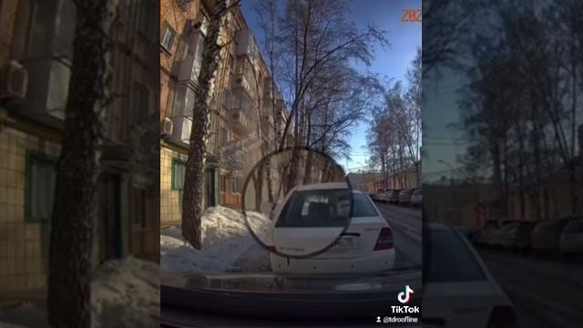 Последствия отсутствия снегозадержателей...