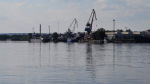 Балаковский судостроительный завод и затонувшая баржа