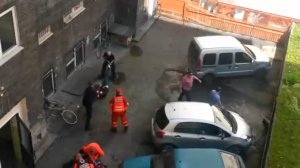 Польша. Полиция избивает выпавшего из окна мужчину (28.05.2016 г.)