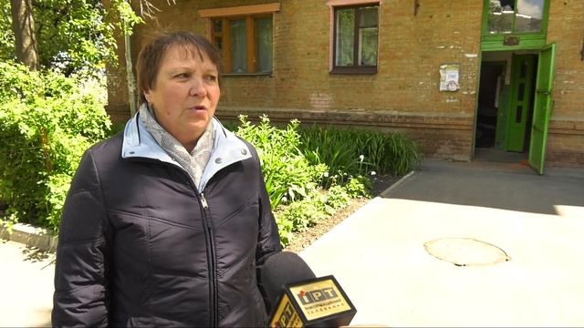 Каналізаційні труби та під’їзд у будинку по вулиці Зіньківська, 7 у жахливому стані смотреть онлайн