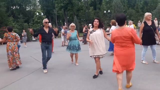 С розою красивою Счастливые минуты в парке Горького Харьков1 смотреть онлайн